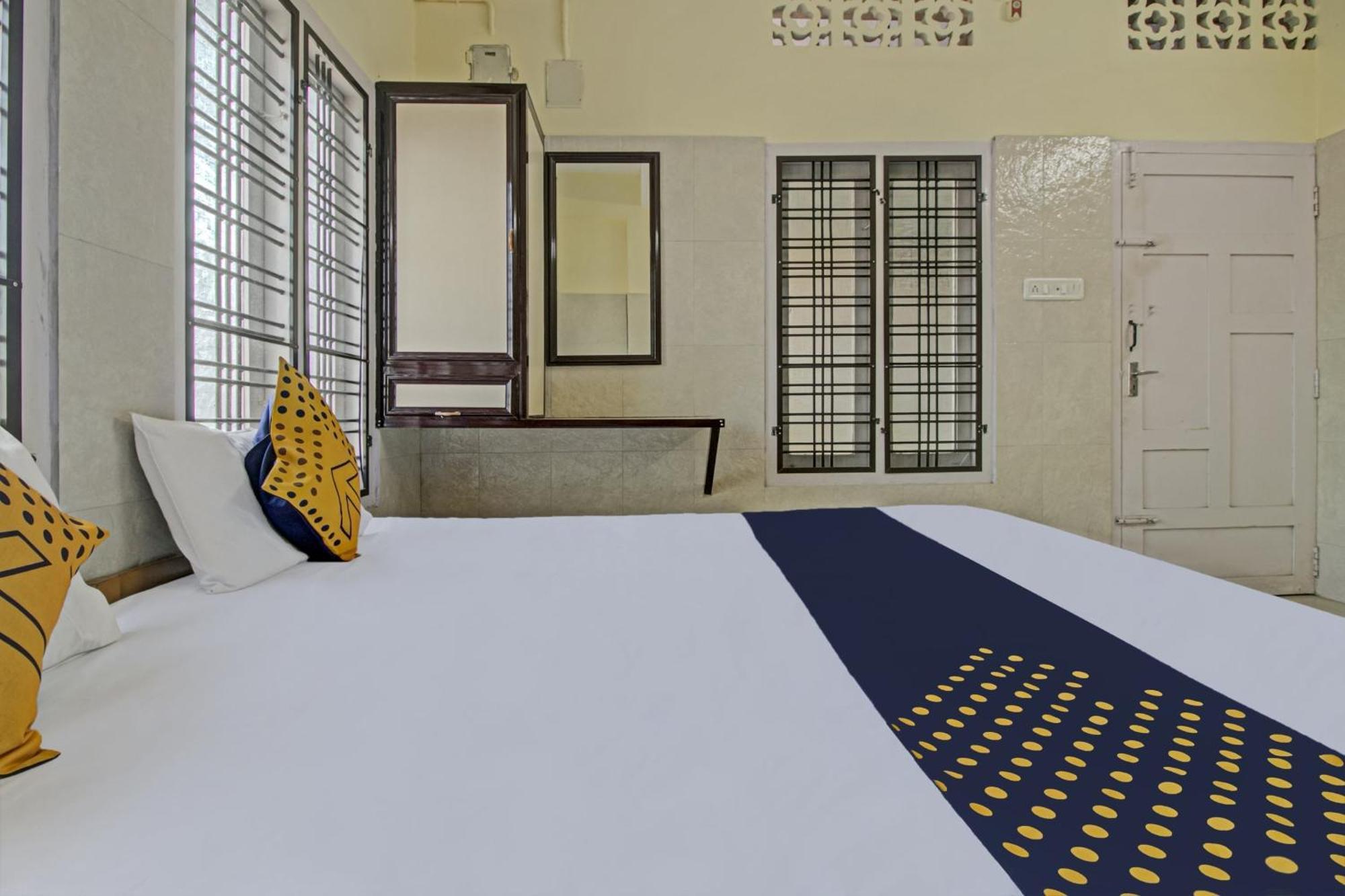 Spot On J P Tourist Home Kollam Zewnętrze zdjęcie